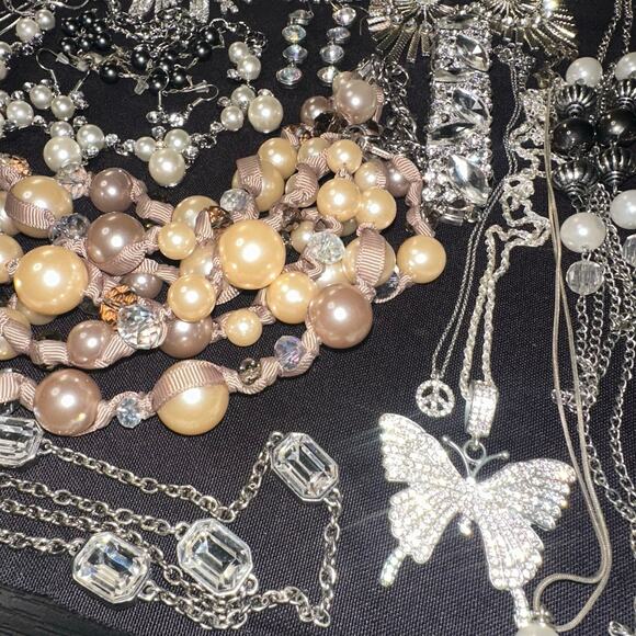 Bundle jewelry lot 55+ pieces modern silver tone faux pearls rhinestones - Picture 8 of 16